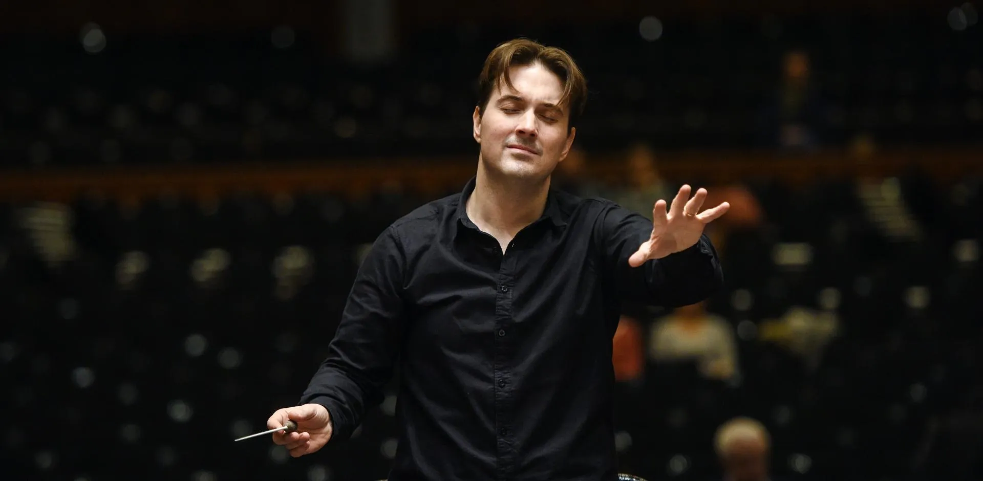 Alexander Soddy dirigiert Beethoven und Schostakowitsch