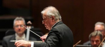 Donato Renzetti dirgiert das Orchester und Chor des Theaters Fenice