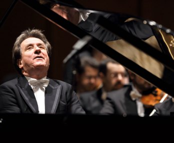 Rudolf Buchbinder Conducts Beethoven