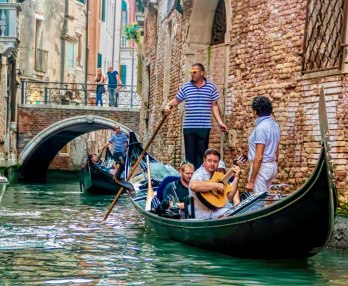 Поездка на гондоле с серенадой в Венеции