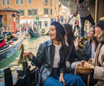 Paseo compartido en góndola al atardecer en Venecia
