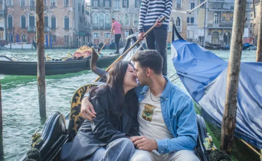 Tour romantico in gondola e cena per due