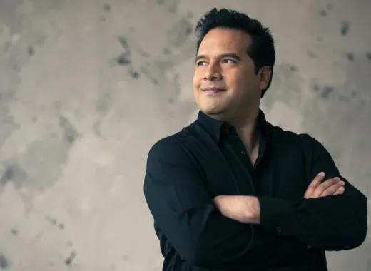 Robert Treviño Conduce Nielsen și Elgar cu Orchestra La Fenice