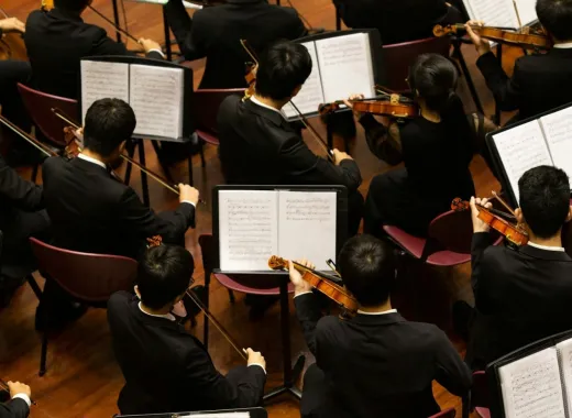 Neil Thomson dirige Rimski-Korsakov, Rodrigo et Elgar