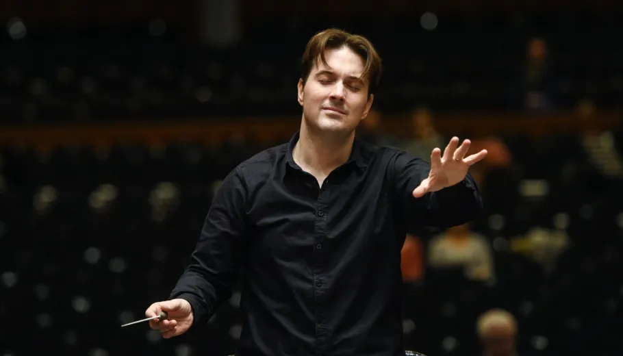 Alexander Soddy Conducts Beethoven and Šostakovič